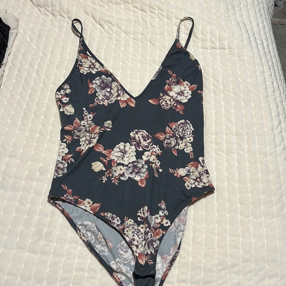 Size Large Floral Bodysuit (018)
